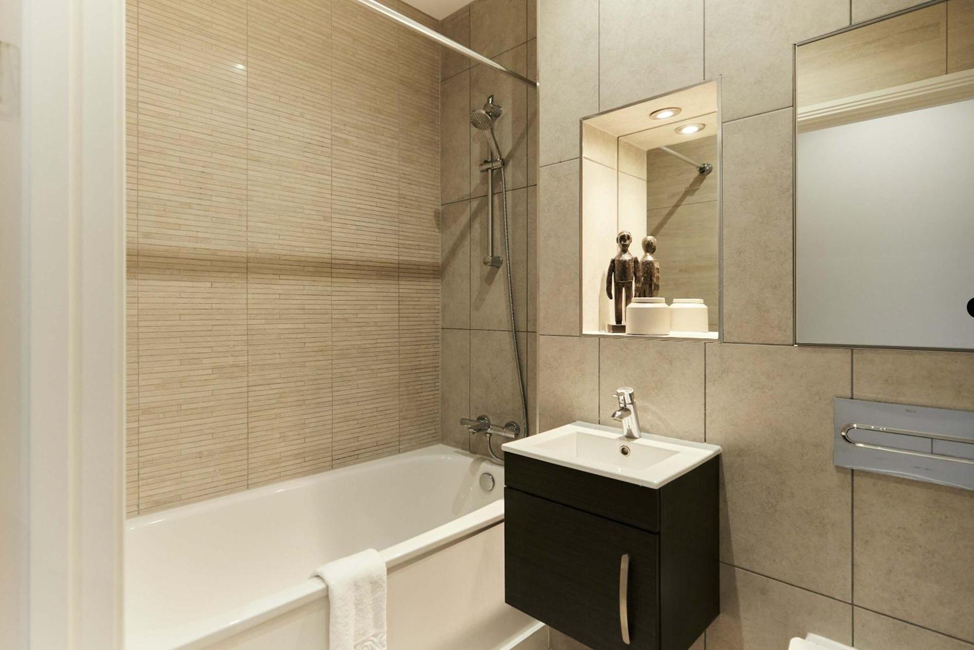 Apartment The Harlesden Escape - Spacious 3bdr Flat With Balcony *